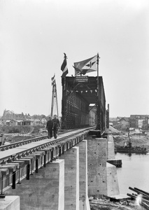836269 Gezicht op de van oorlogsschade herstelde spoorbrug over de Maas bij Venlo.